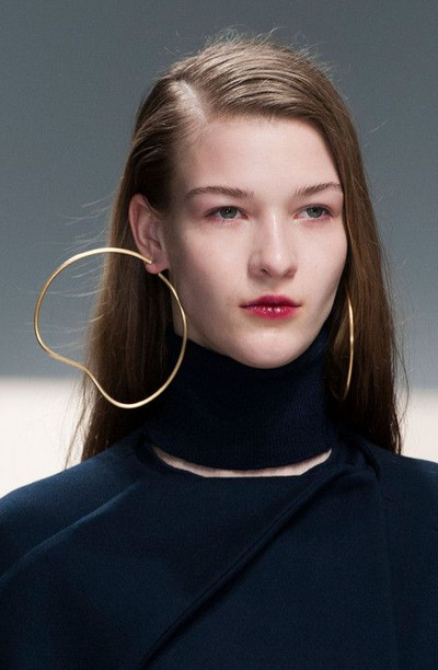 Large, Chic, and Unique: Hussein Chalayan designe… - image 6