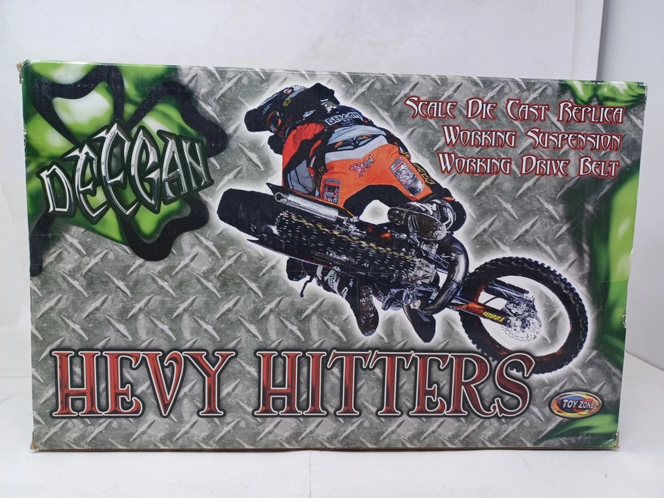 Toy Zone Deegan Hevy Hitters Escala Die Cast Coleccionable en Amarillo con firma Foto 2 de 2