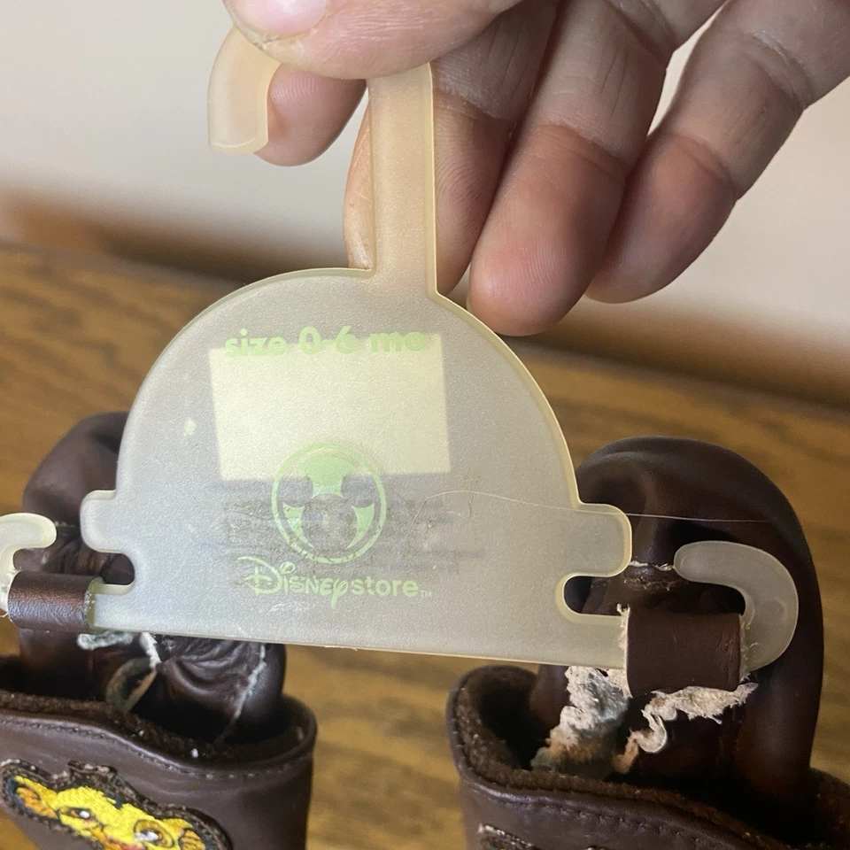 NUEVO CON ETIQUETAS Disney Store Zapatos Sin Cordones 0-6M Bebé Rey León Botines Simba Foto 2 de 4