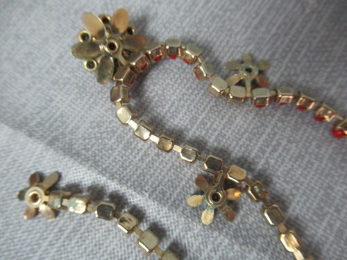 Juego de collar y pendientes de tornillo - piedras rojas y flores de diamantes de imitación - ca 1950s 2 185 - Imagen 7 de 10