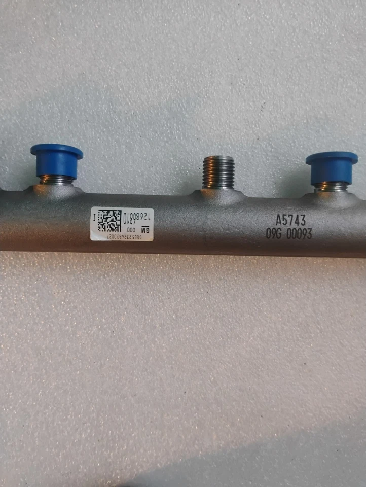 6040607C91 FUEL INJECTION RAIL ASSEMBLY DRIVER SIDE GM 12686810 24-323 - Image 2 of 4