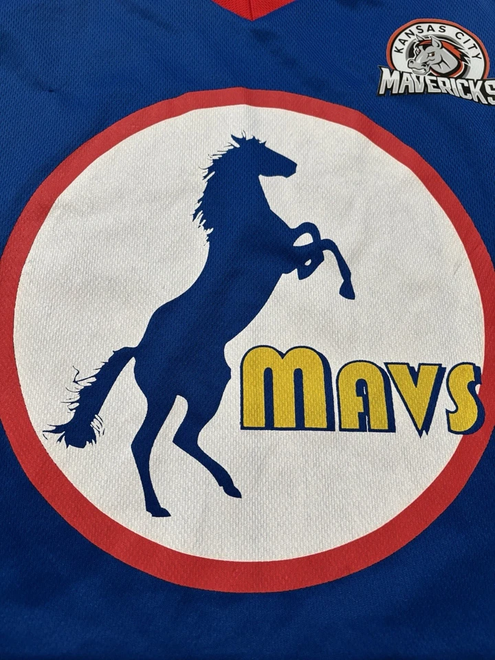 Camiseta de hockey firmada por los Kansas City Mavericks. Hombre XL. Azul. Rojo. Foto 4 de 4