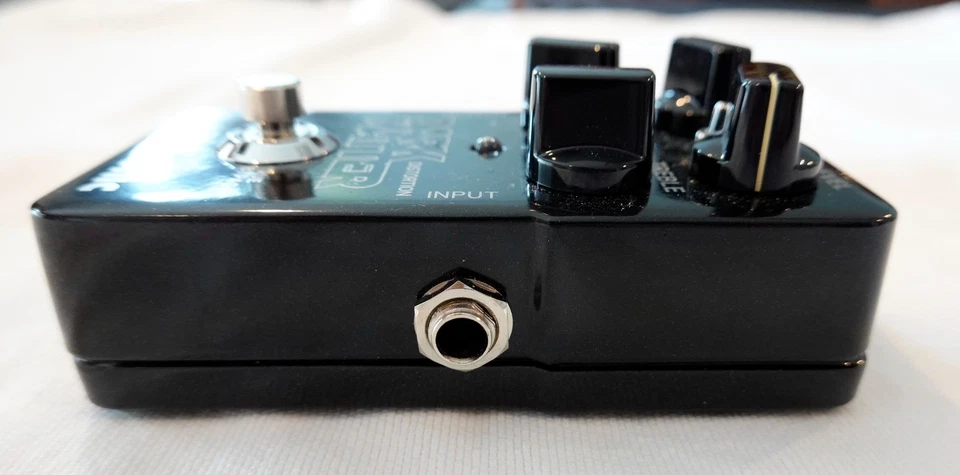 Pedal efecto distorsión para guitarra TC Electronic Dark Matter Foto 2 de 4