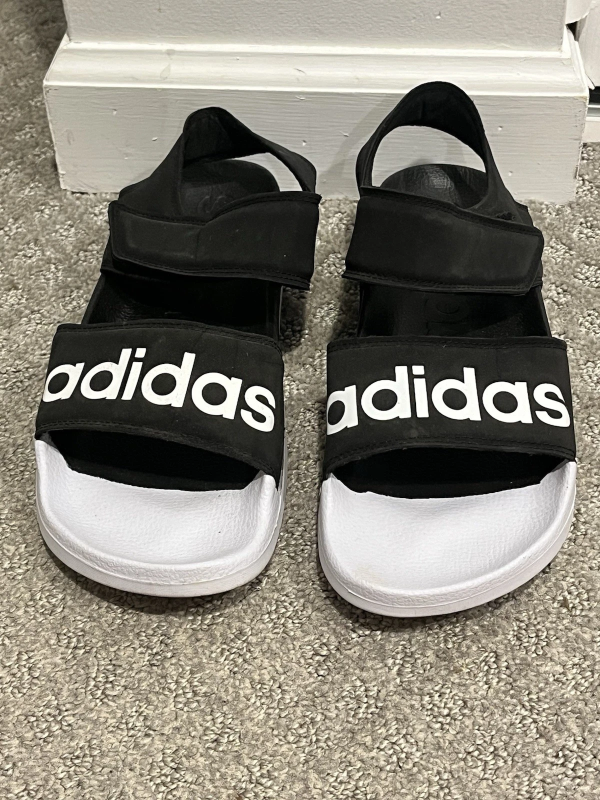 Adidas Sandali Donna Adilette G28695 Nero Bianco Cinturino alla Caviglia Taglia 9
