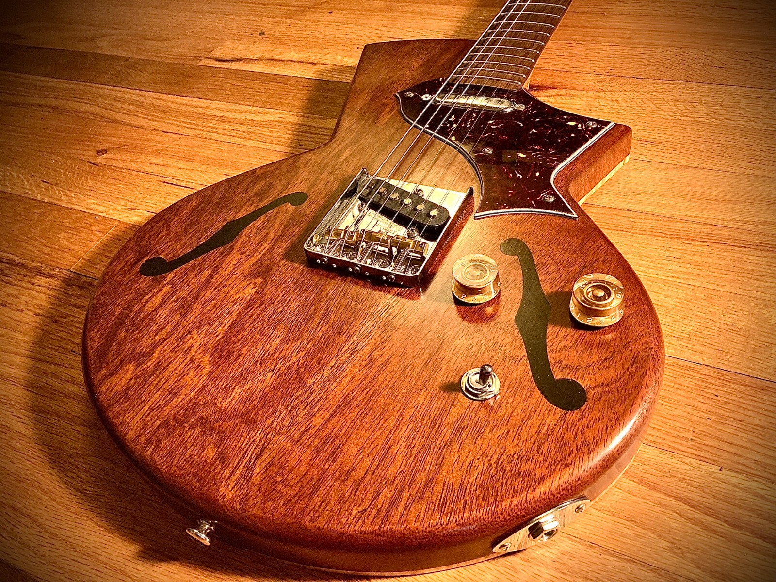 Custom Electric Guitar by luthier Colin Warling. Mahogany, Maple, T