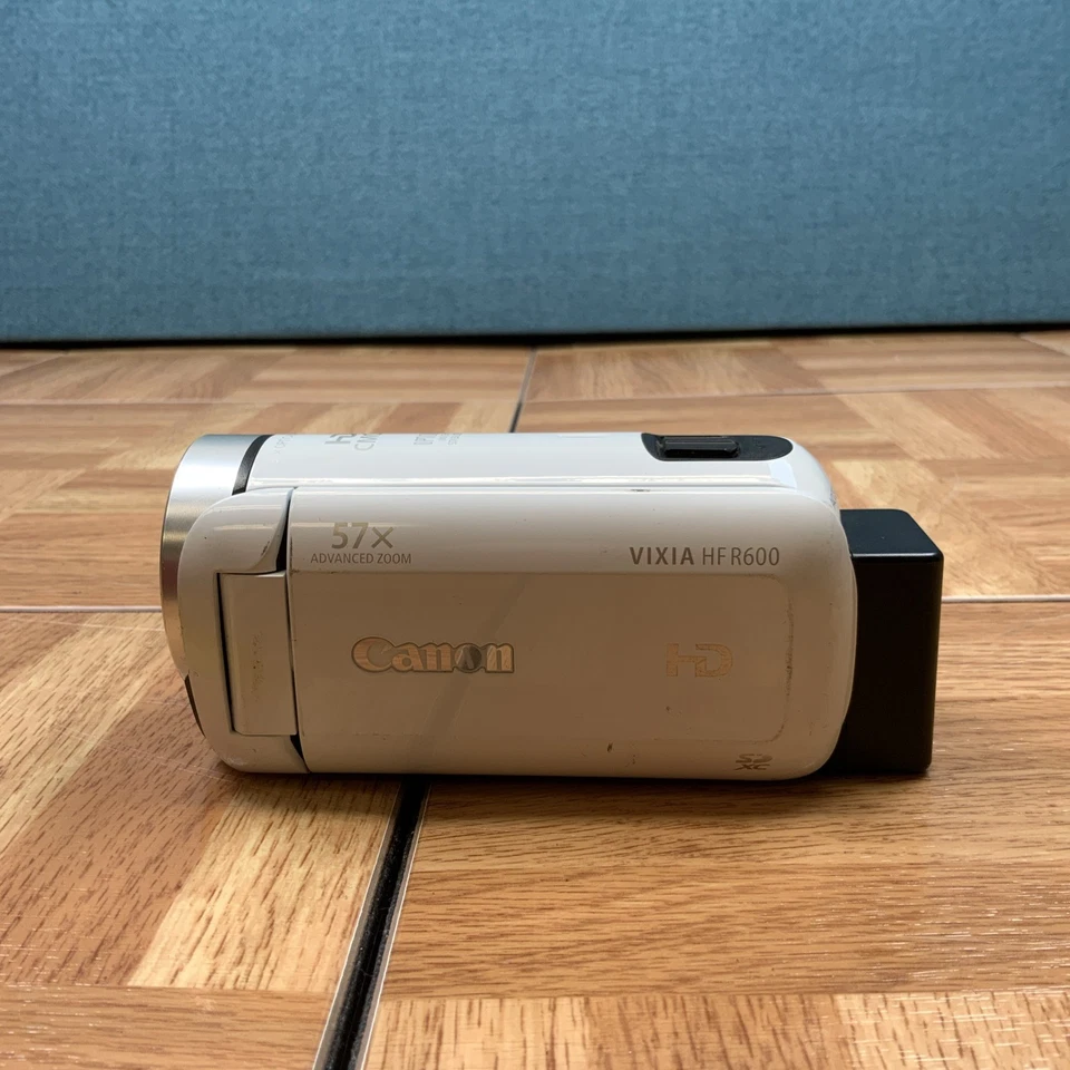 Canon Vixia HF R600 Camcorder *USED* - Image 2 of 4