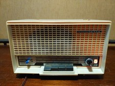 Simonetta Retro Radio. Macht ein zischendes Ger&auml;usch. F&auml;ngt keine Wellen auf.