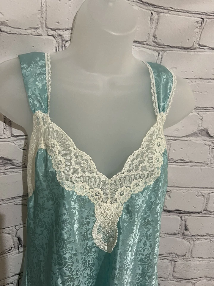 Conjunto de bata y braguita LUCIE ANN II floral verde azulado ribete de encaje satinado talla mediana Foto 3 de 4