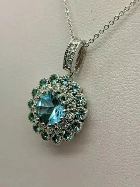 Colgante redondo de topacio azul Londres creado en laboratorio de 2,10 quilates enchapado en oro blanco de 14 k Foto 4 de 4