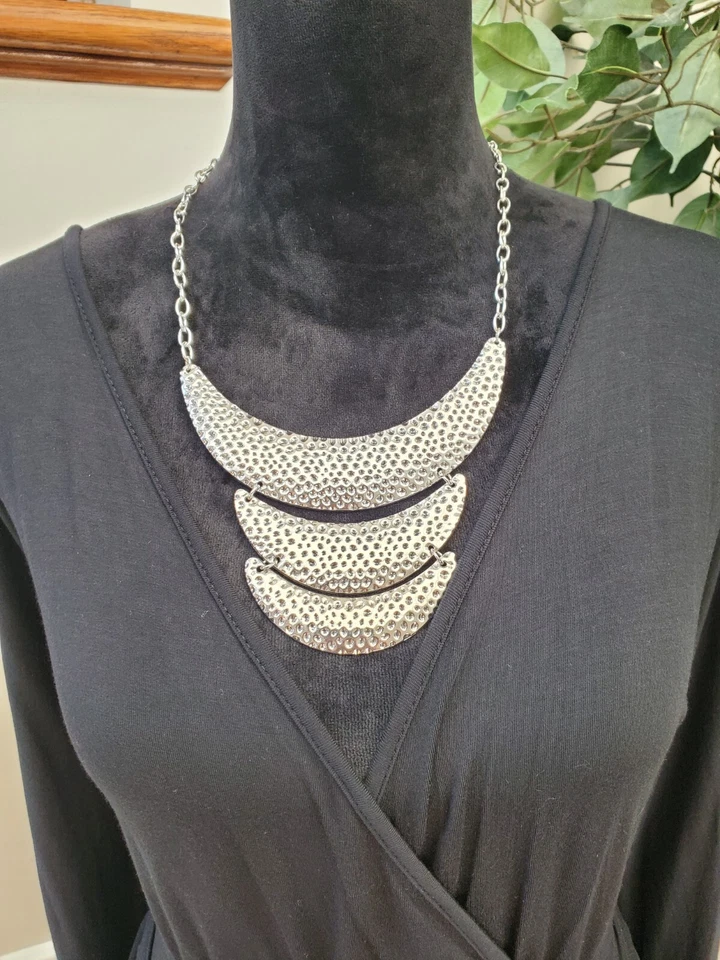 Vestido vaina Tart para mujer negro modal manga larga envolvente cuello en V cintura corbata grande Foto 2 de 4