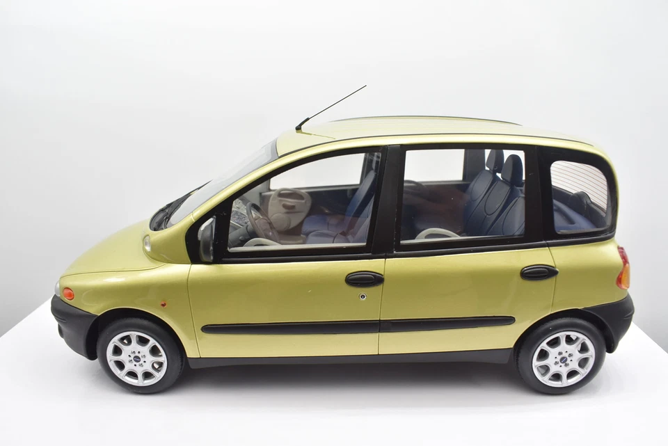 Modellino auto scala 1:18 Fiat Multipla modellismo statico da collezione giallo - Immagine 3 di 4