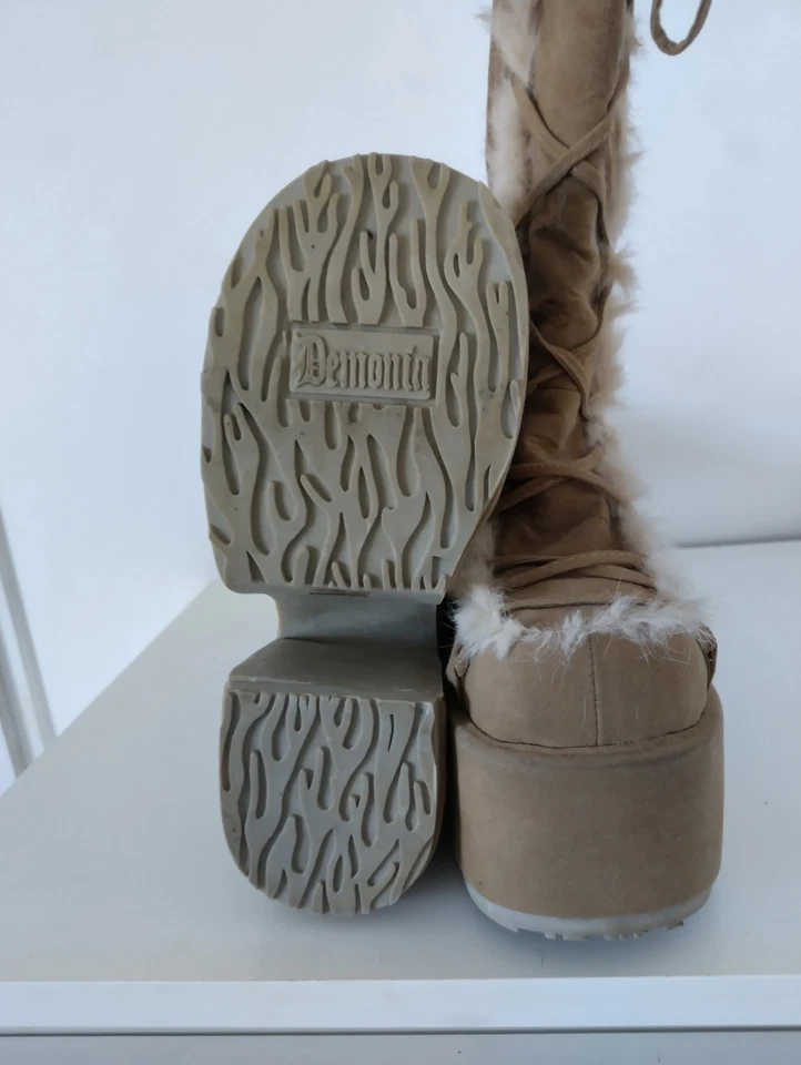 bottes Demonia camel 311, plateforme a talons hauts. Taille 40. Fausse fourrure - Photo 3/4