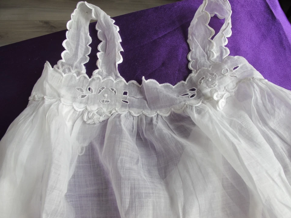 LOT/ BRODERIE FINE / BONNET ET PETITE ROBE EN LINON+ BAVOIR - Photo 4/4