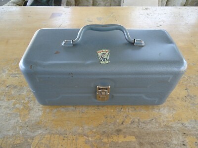 Ancienne boîte de matériel de pêche My Buddy 242 en métal bleu, produit Falls Ci
