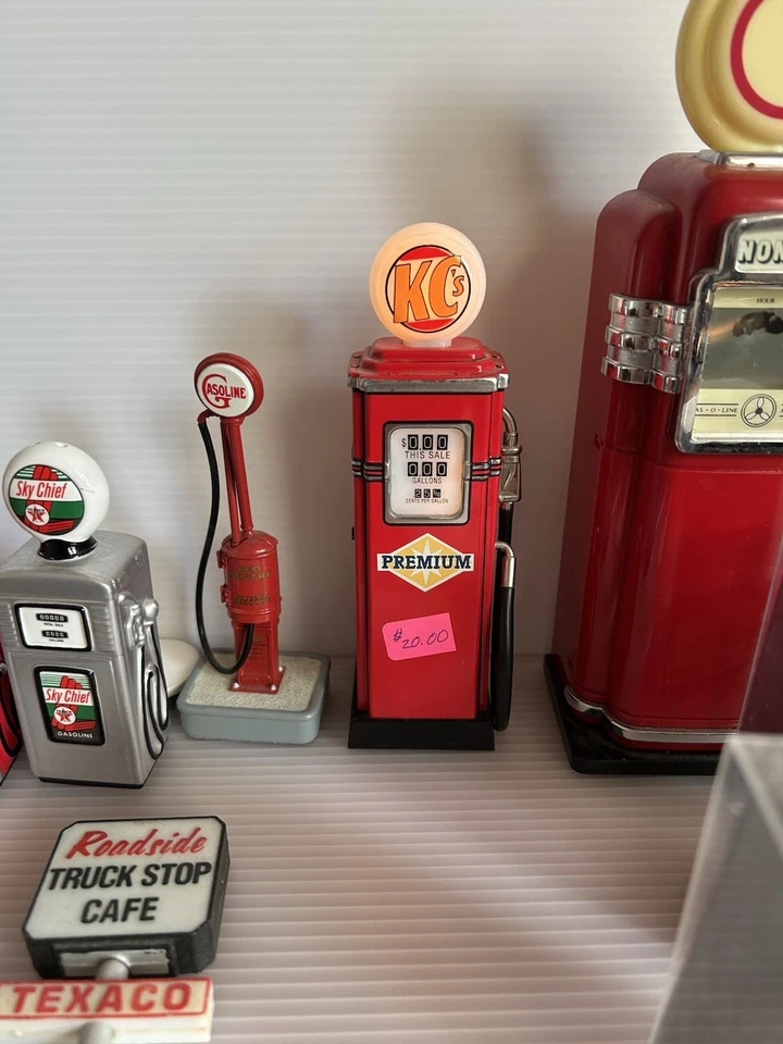 Lote de juguetes y recuerdos vintage de bomba de gas Foto 2 de 3