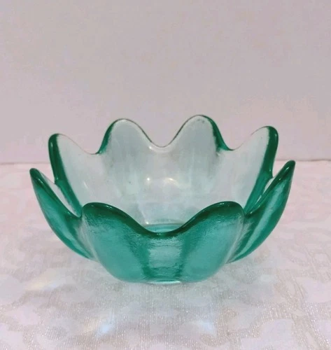 Blenko Art Glass Sea Glass Green 8 Petal Lotus Flower. Bowl/Candy Dish. 5.5”.
