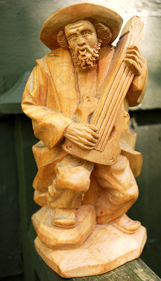 Antique BLACK FOREST GERMANY Hand Carved Wood Sculpture MAN PLAYING GUITAR 8.25''