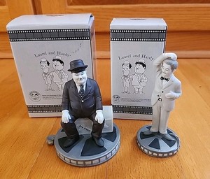LAUREL ET HARDY]. Laurel et Hardy conscrits. 2 poupées orig - Lot 297