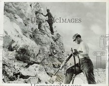 1947 Press Photo Air Force engineers set up dynamite to cut down a cliff on Guam