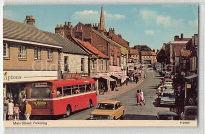 PICKERING - Main Street, Bushaltestelle, Liptons, Nichols. Geschäfte Postkarte (YORKSHIRE)