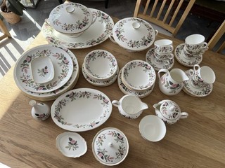 Wedgewood China Hathaway Rose Large Vintage Dinner Service Collection 57 Pieces