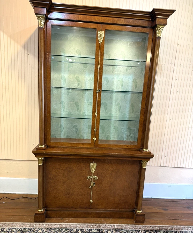 Vitrina italiana de nogal burlado | Puerta de vidrio y 3 estantes y luz de vidrio Foto 3 de 4