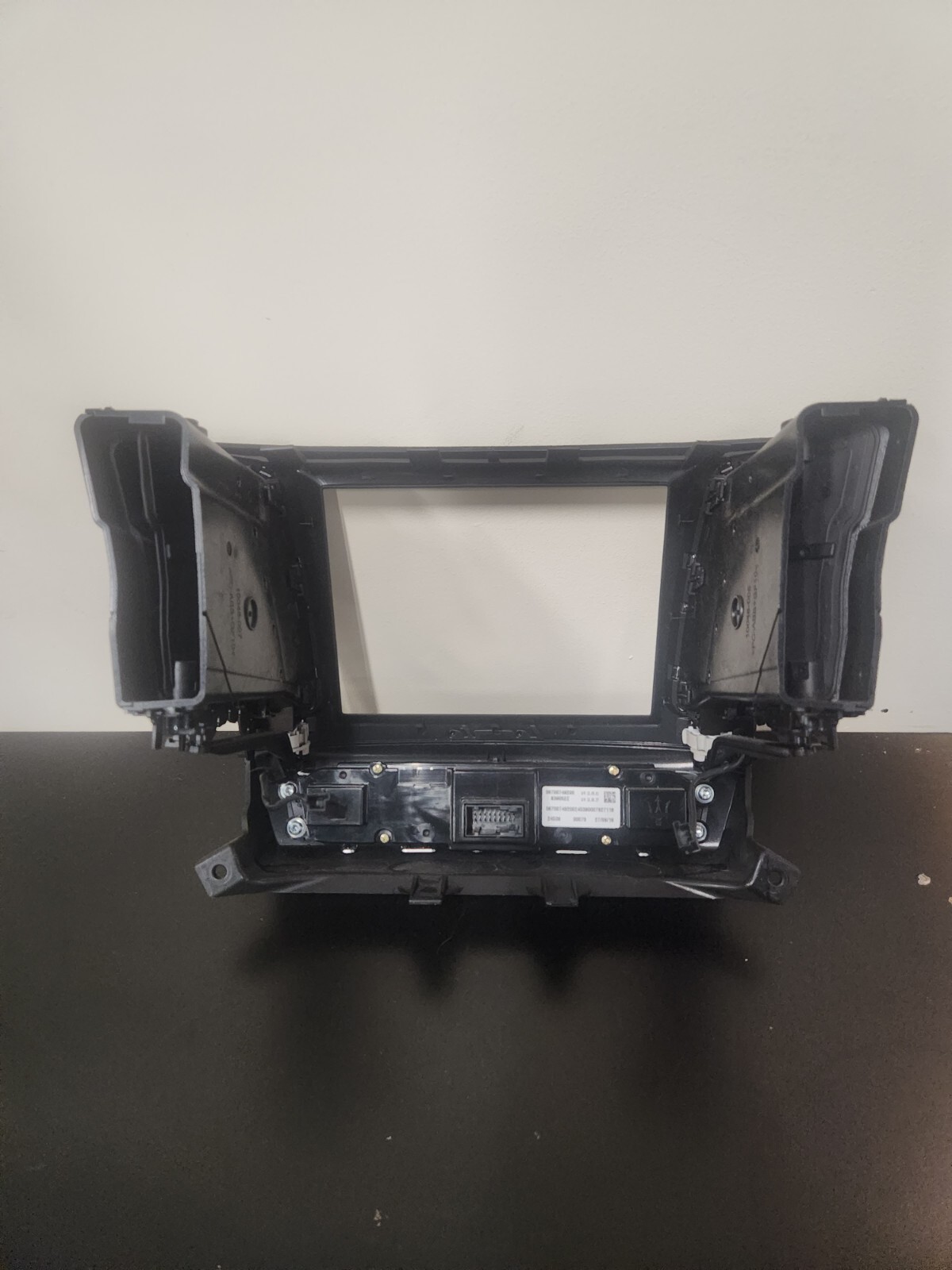 2017-2022 MASERATI LEVANTE CENTER DASHBOARDAIR VENT & RADIO DISPLAY SCREEN TRIM