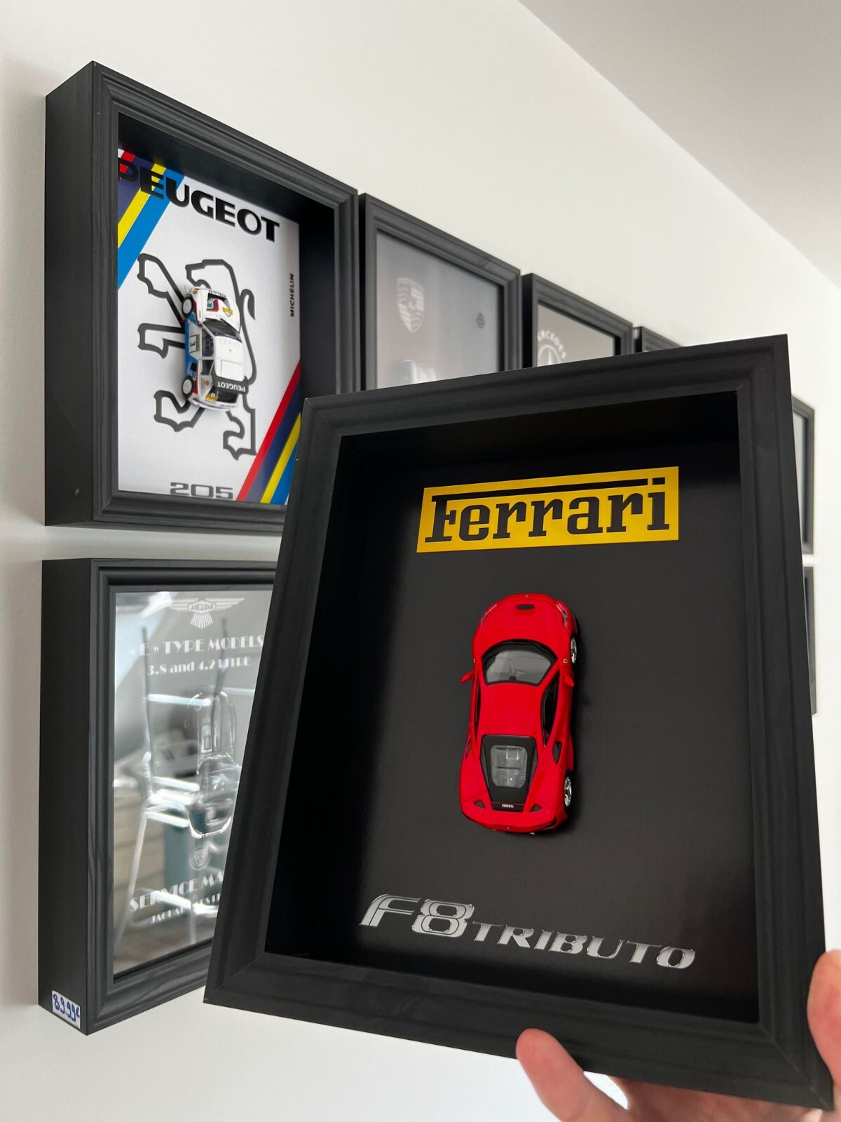 Cadre voiture Ferrari F8 Tributo miniature 1/43 en vitrine murale pour salon