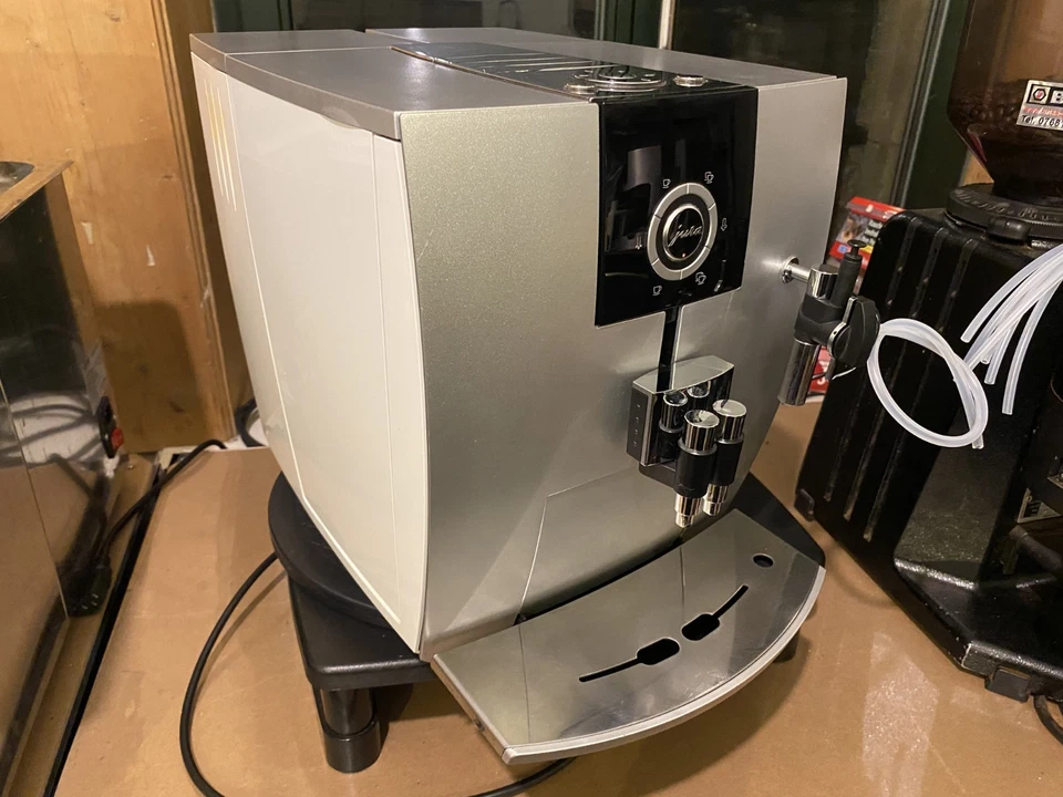 Jura J 5 Platin-Pianowhite Kaffeevollautomat + 12 Monate volle Gewährleistung
