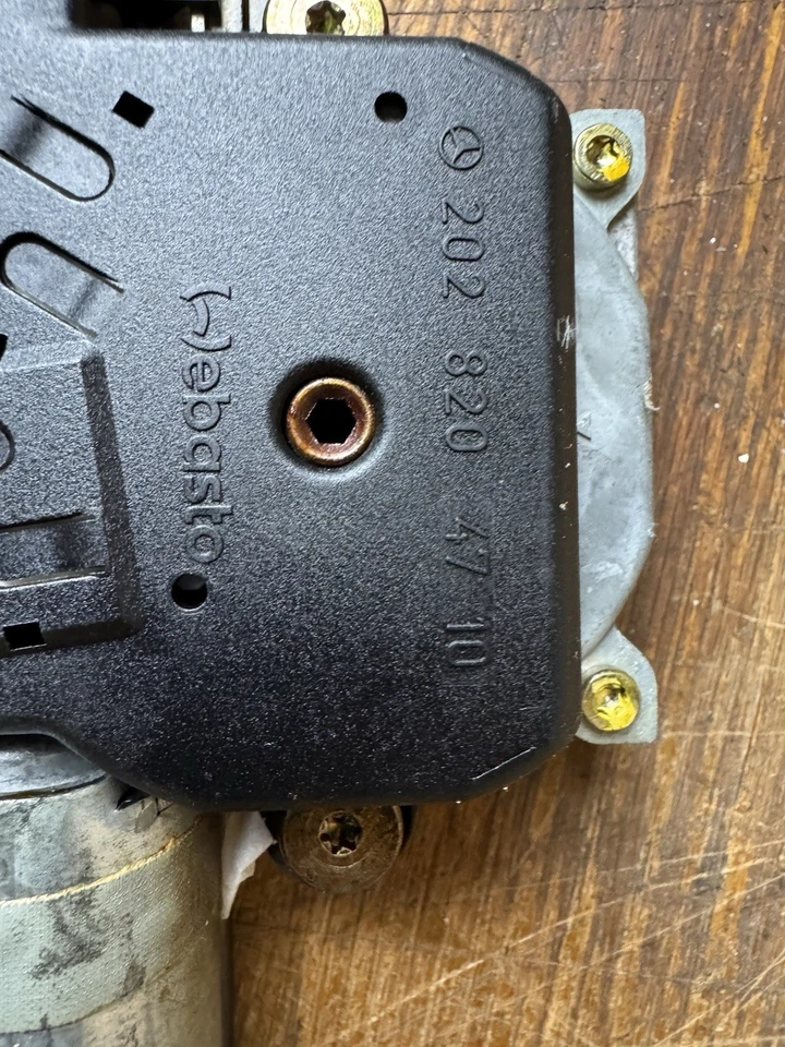 梅赛德斯-奔驰 W202 C280 C36 C230 天窗电机 2028204710 WEBASTO — 第 3/4 张图片