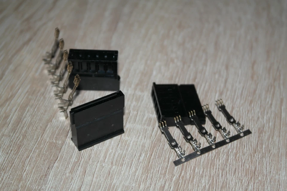 SATA Strom Stecker 3811, Female in Schwarz inkl. 5 vergoldete Low Crimp Pins - Bild 2 von 4