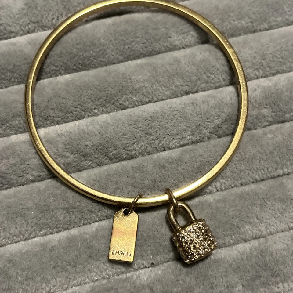 Pulsera con candado de diamantes de imitación Coach Foto 2 de 4