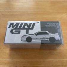 Minicar bianca MINI GT Nissan Skyline GT-R R32 Tokyo Salone dell'auto 2023