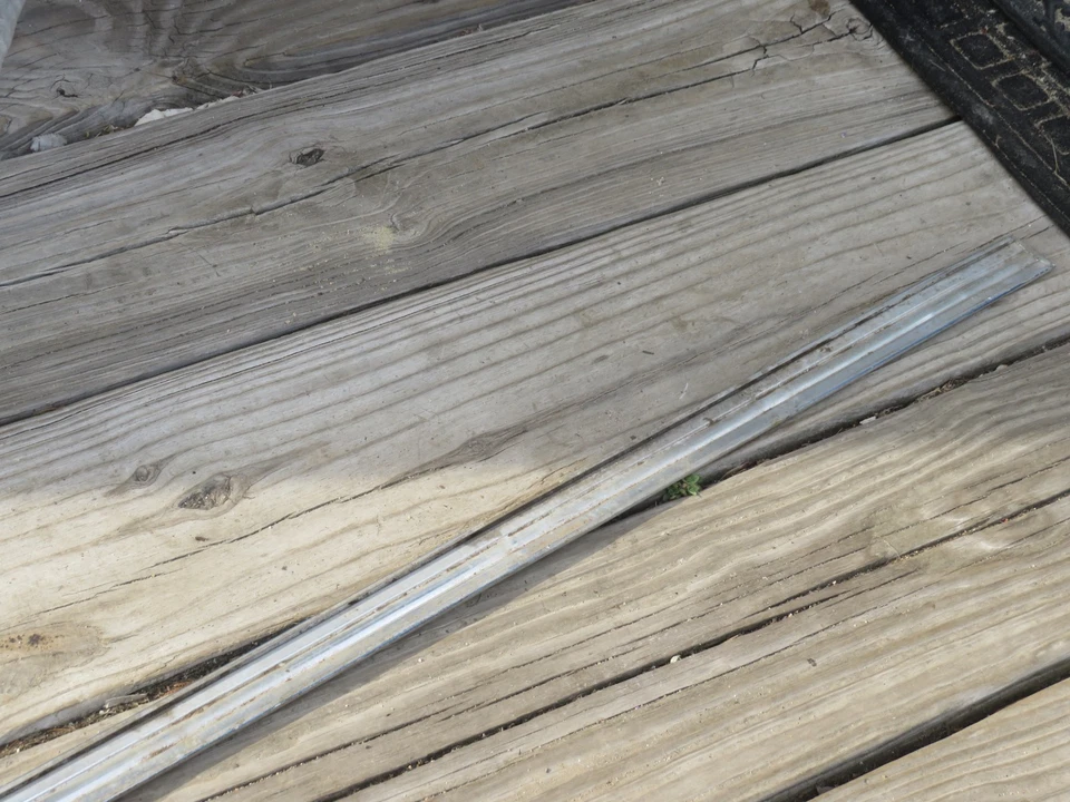 68 AMC AMERICAN RAMBLER ROGUE DRIVER TRASERO IZQUIERDO CARROCERÍA T MOLDURA Foto 2 de 4