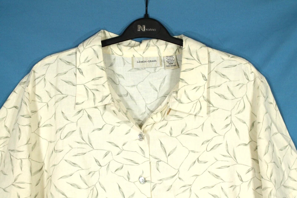 CAMISA/TOP PARA MUJER LEMON GRASS amarillo pálido mezcla de lino estampado de hojas BOTÓN 20W Foto 2 de 4