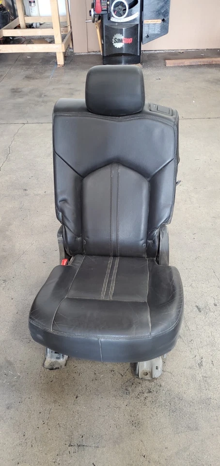 Cadillac SRX 2011 asiento de banco trasero abierto de cuero negro Foto 4 de 4