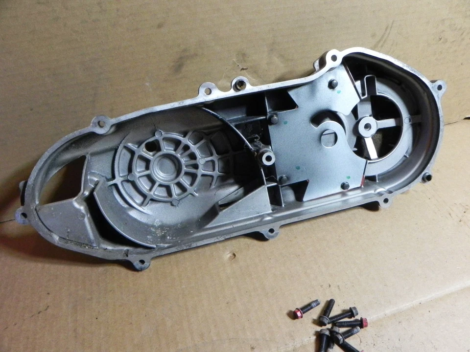 Cubierta de transmisión Yamaha Zuma 125 2009-2015 usada buena con pernos Foto 4 de 4