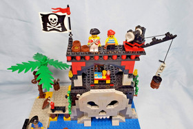 LEGO Vintage Pirates 6279 Skull Island Complete w/ Manual & Minifigures & Box