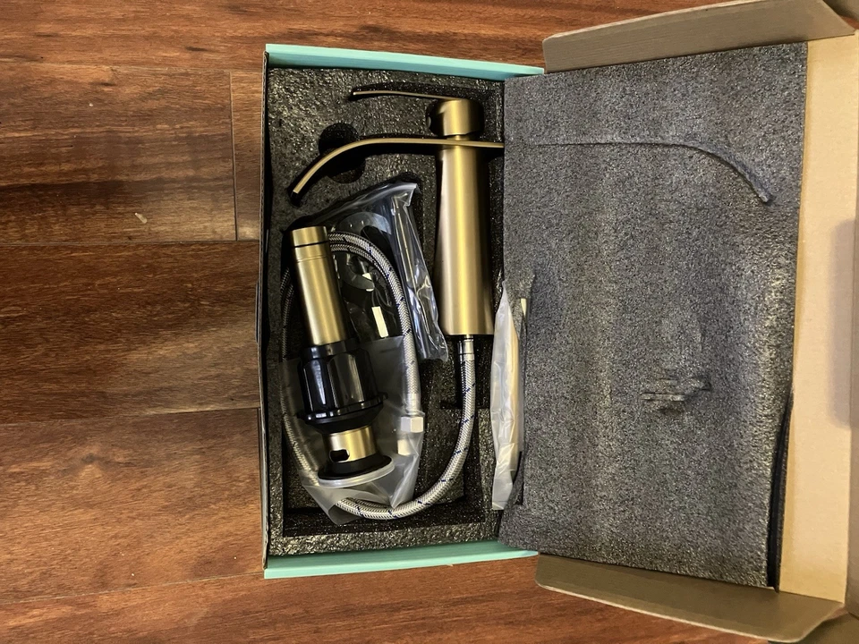 Grifo de baño dorado cepillado de un orificio, cascada de una sola manija... Foto 2 de 2