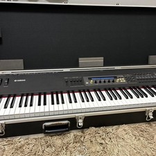 YAMAHA S80 88-Key Synthesizer Keyboard w/Hard Case