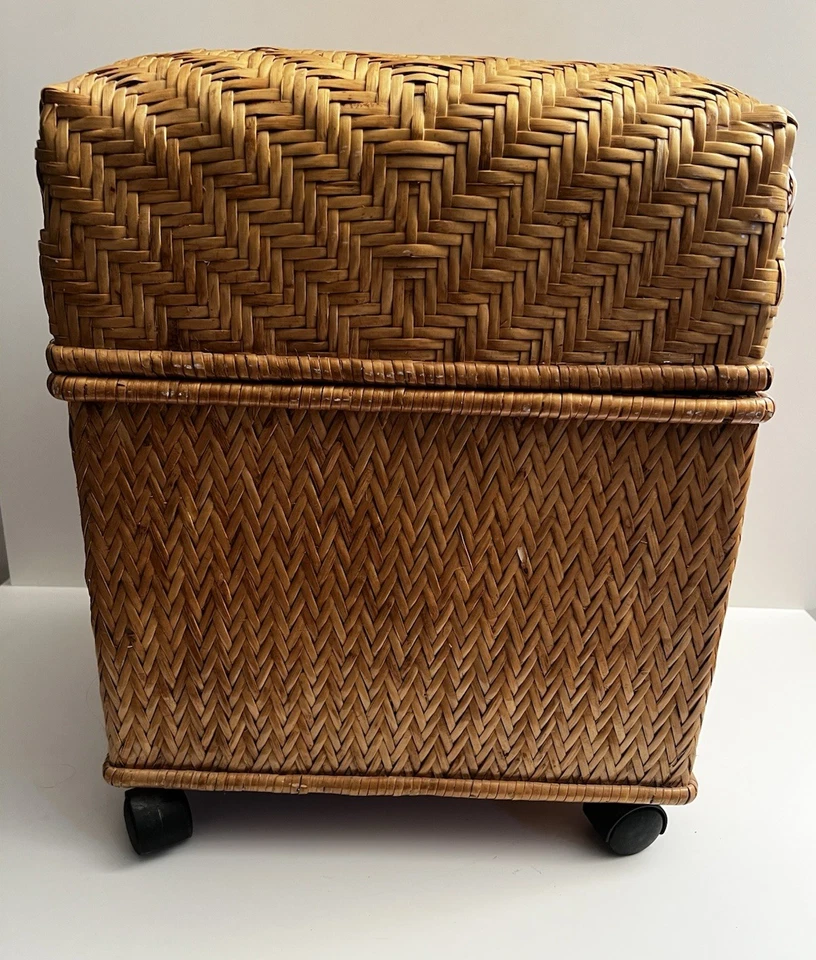 Mesa baúl otomana vintage tejida de bambú con ruedas Foto 3 de 4