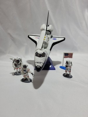 Space Shuttle - Astronauts and Display Stand Set1/200 Scale Diecast