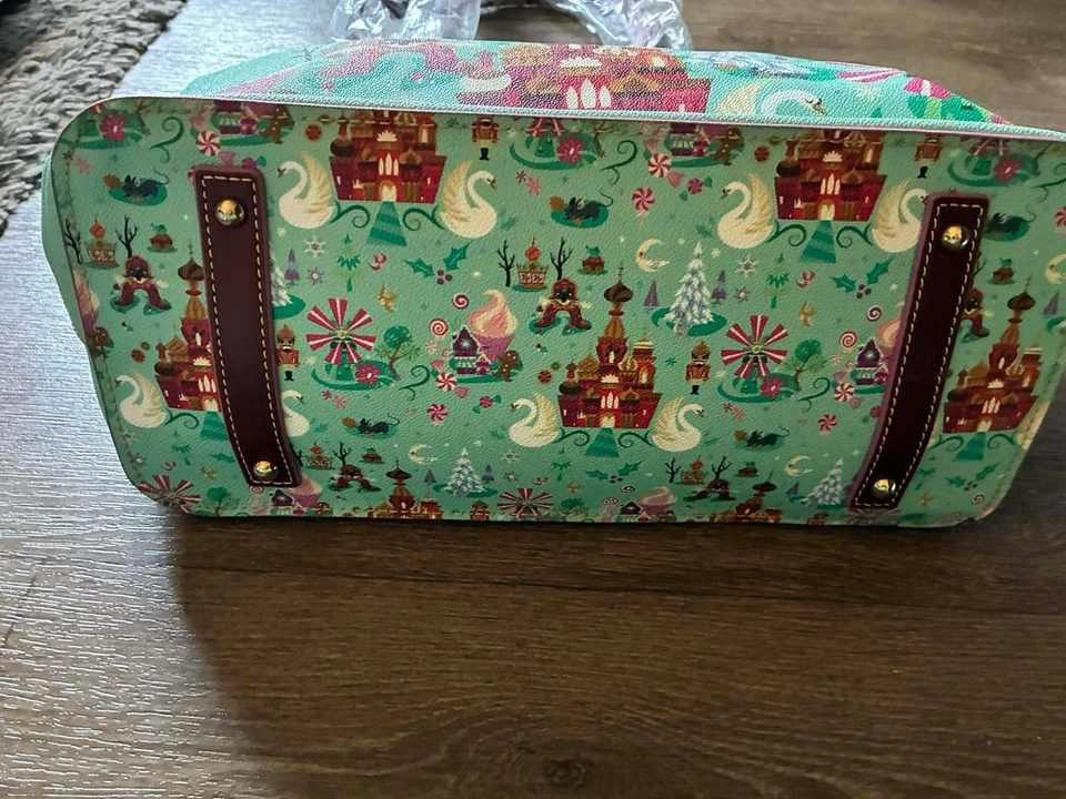 Bolso grande de Navidad Dooney & Bourke Disney El Cascanueces y los Cuatro Reinos Foto 2 de 4