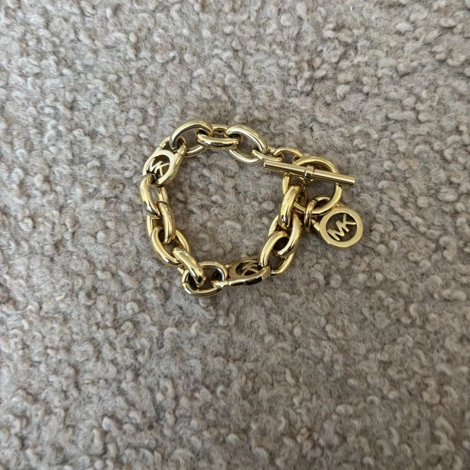 Pulsera de eslabones Michael Kors para mujer tono dorado logotipo MK candado cierre de palanca Foto 2 de 4