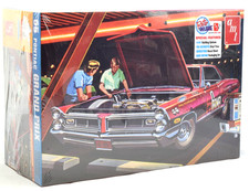 Amt 1965 Pontiac Grand Prix Show N Go - 4-in-1 125 Plastic Model Car Kit 1578