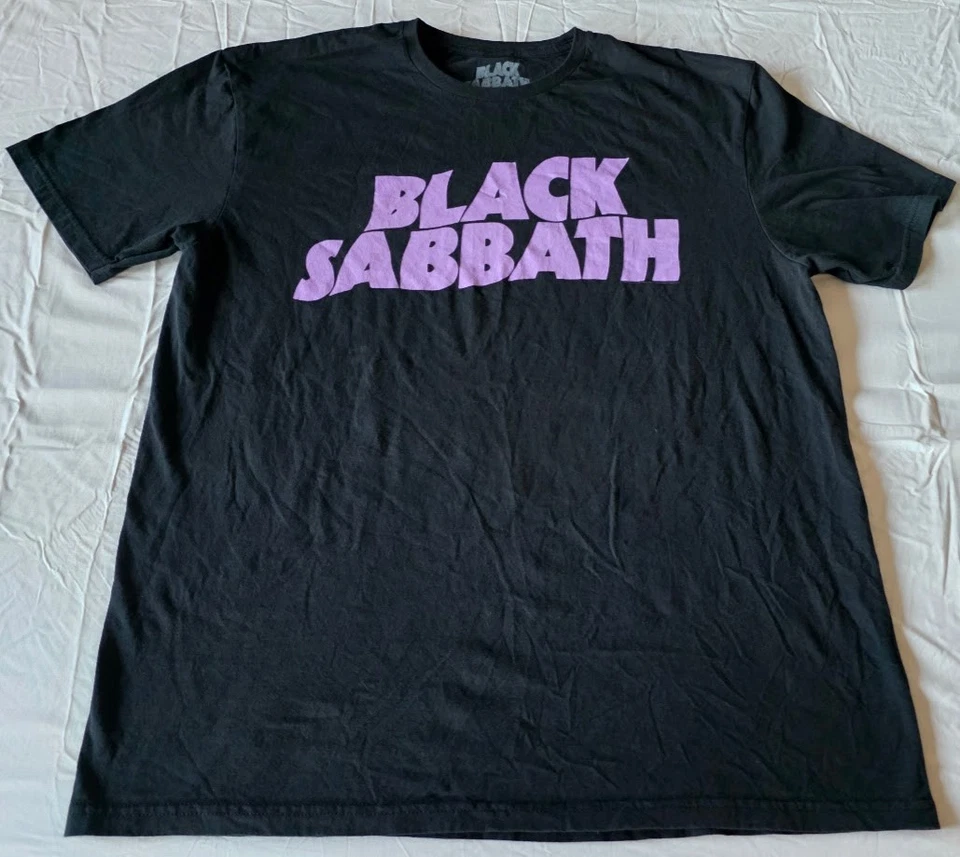 Camiseta Oficial Black Sabbath Hombre XL – Negra con Logo Púrpura (2024 Bravado) Foto 2 de 4