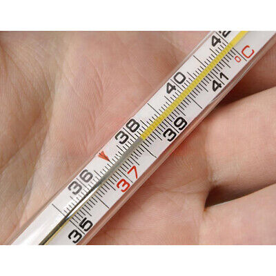 Croce rossa su un termometro medico al mercurio su sfondo
