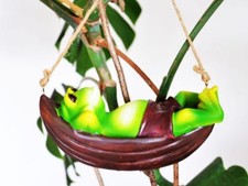 Frosch in einer Hängematte zum hängen Deko Frog Dekoration  Skulptur Neu OVP