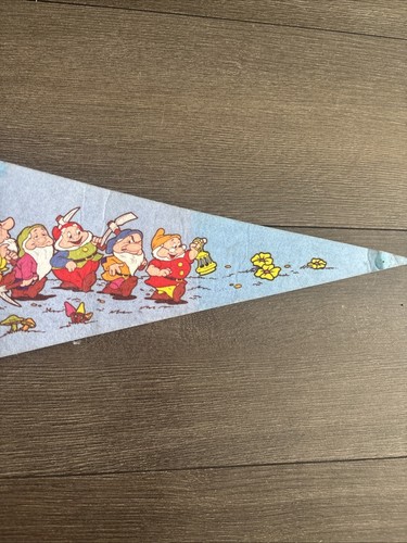 Vintage Walt Disney Snow White On Ice Felt Flag Pennant Wall Hanging Banner - Picture 4 of 7
