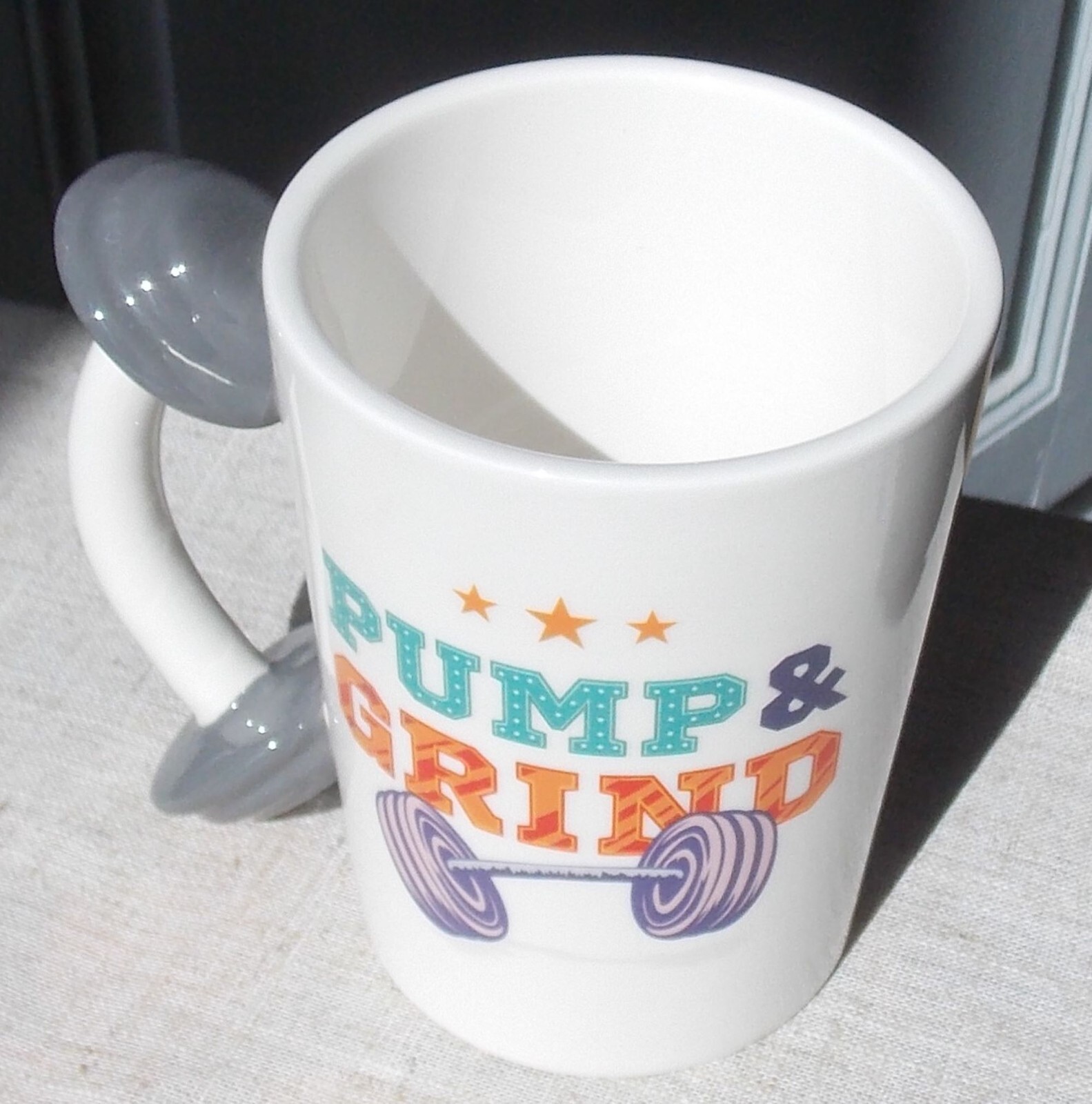 Mug en céramique Pump and Grind tasse à café et thé blanche avec anse originale